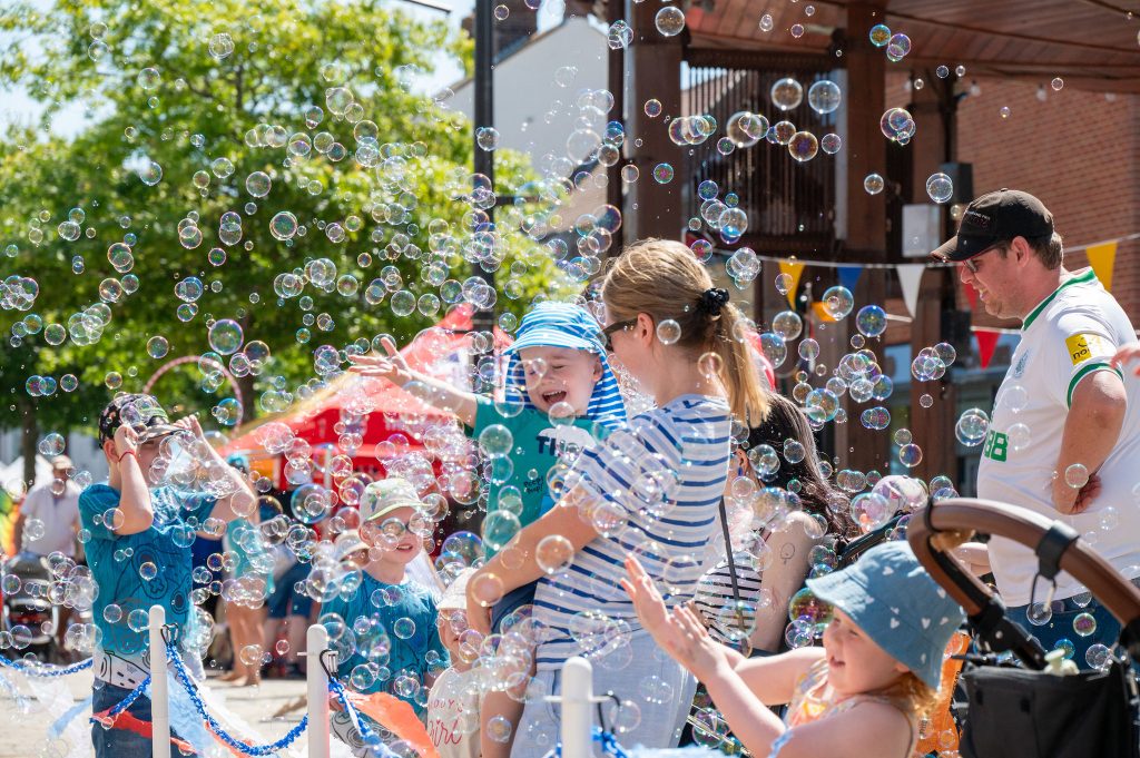 FBCHIGHS(278)-22 Family surrounded by bubbles